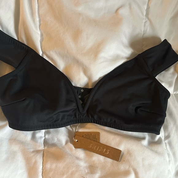 SKIMS Other - Skims sculpting off the shoulder swim top